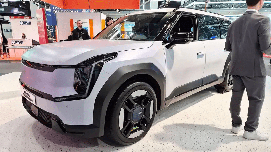 germaniya-kia-ev9-golograficheskiy-lobovoy-displey